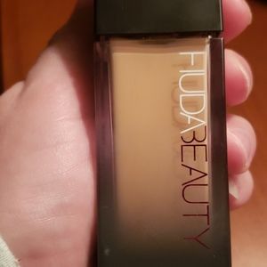 Huda beauty foundation macaroon